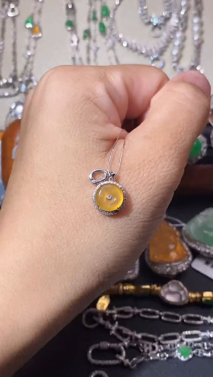 翡翠18K金镶嵌颈饰吊坠