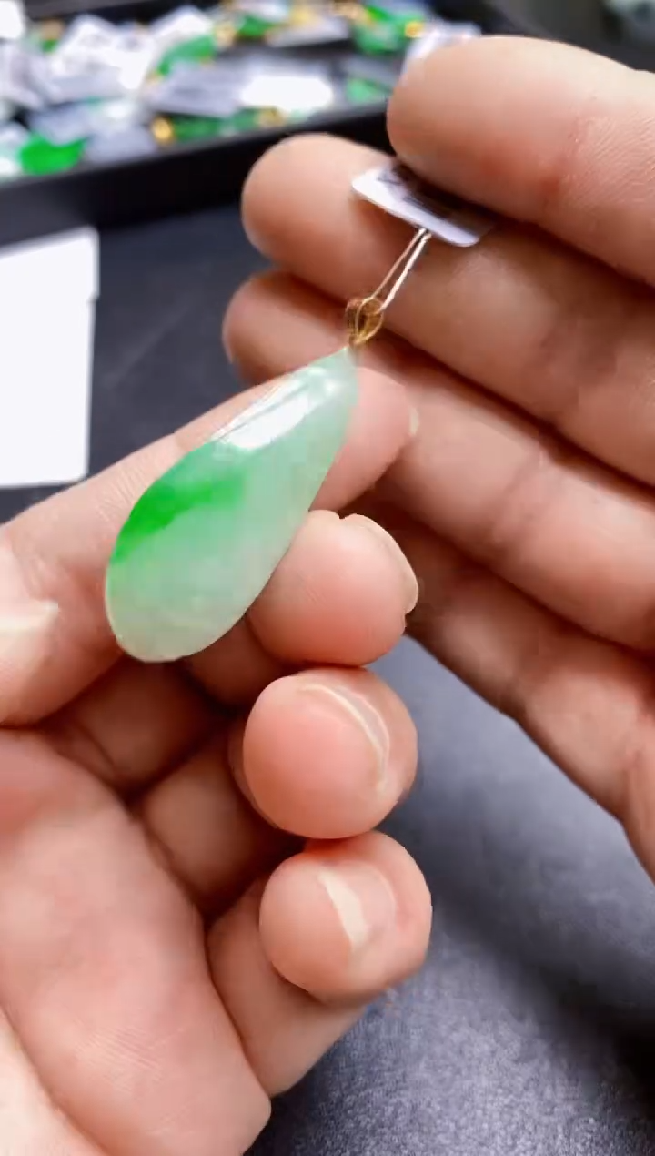 【闪购商品】翡翠颈饰18K金镶嵌瓜