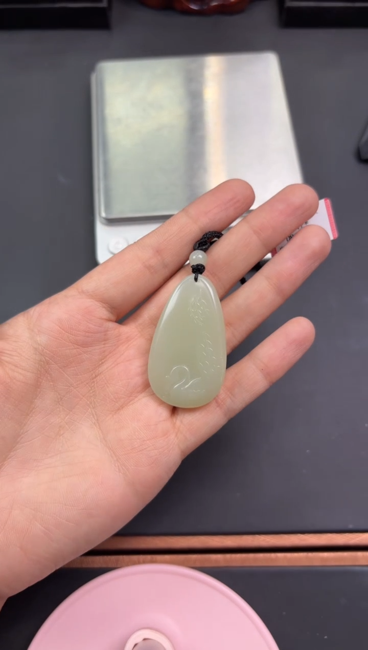 【闪购商品】和田玉吊坠(赠链)未镶嵌且末微色差迪克兰吊坠