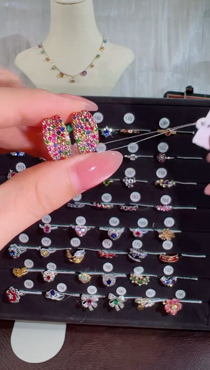 彩色蓝宝石耳饰18K金镶嵌耳饰BE11802