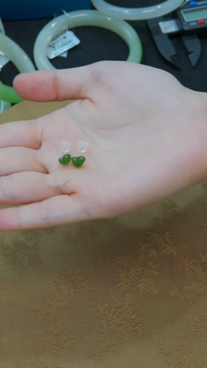 和田玉18K金镶嵌耳饰爱心耳钉