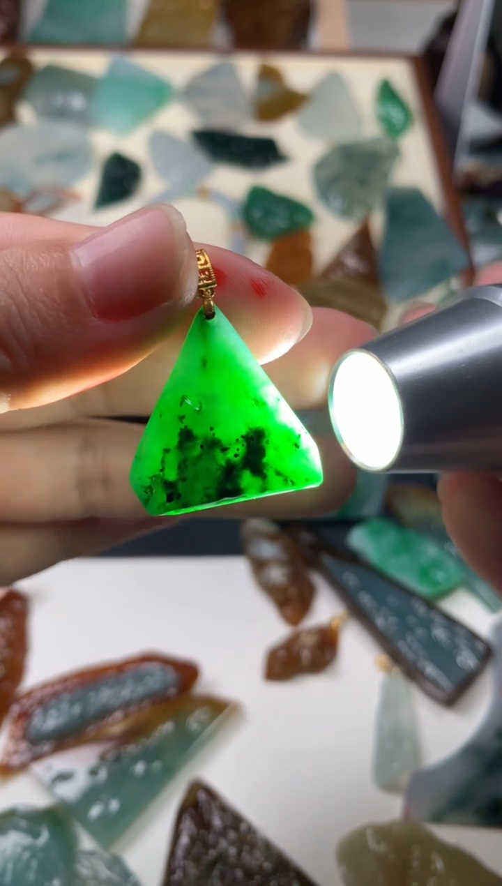 【闪购商品】翡翠颈饰18K金镶嵌吊坠