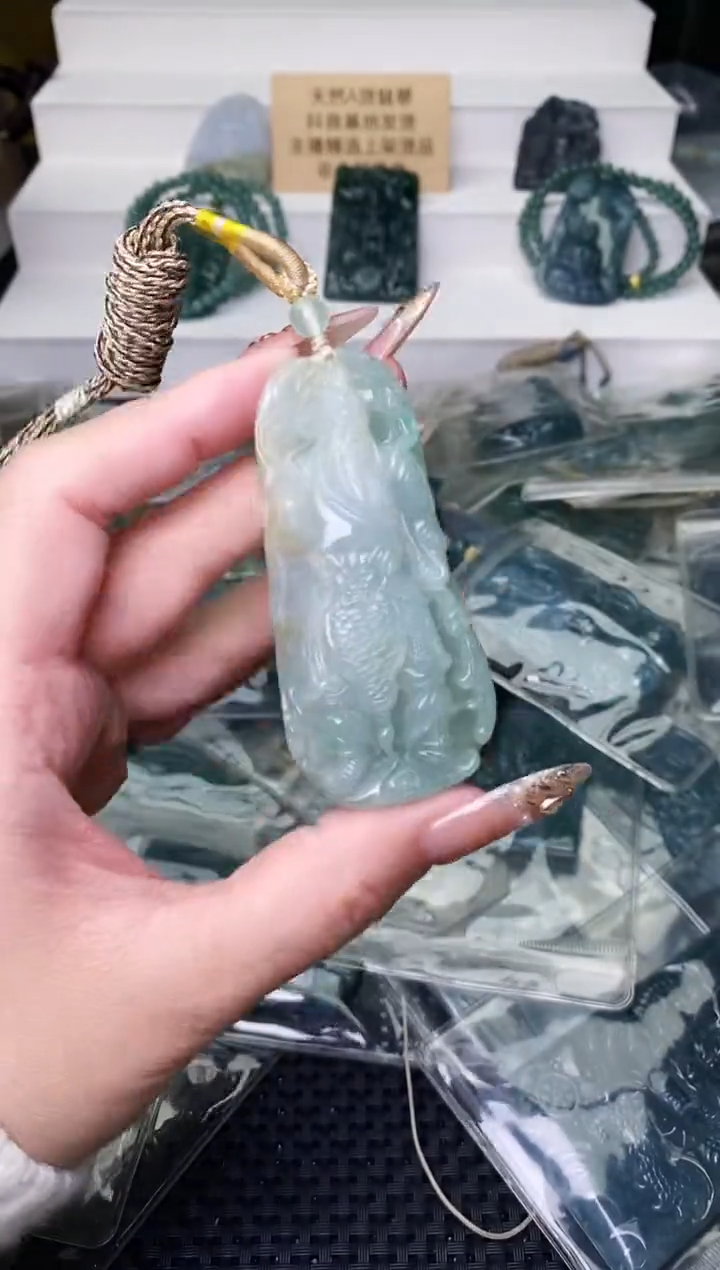 颈饰未镶嵌翡翠 