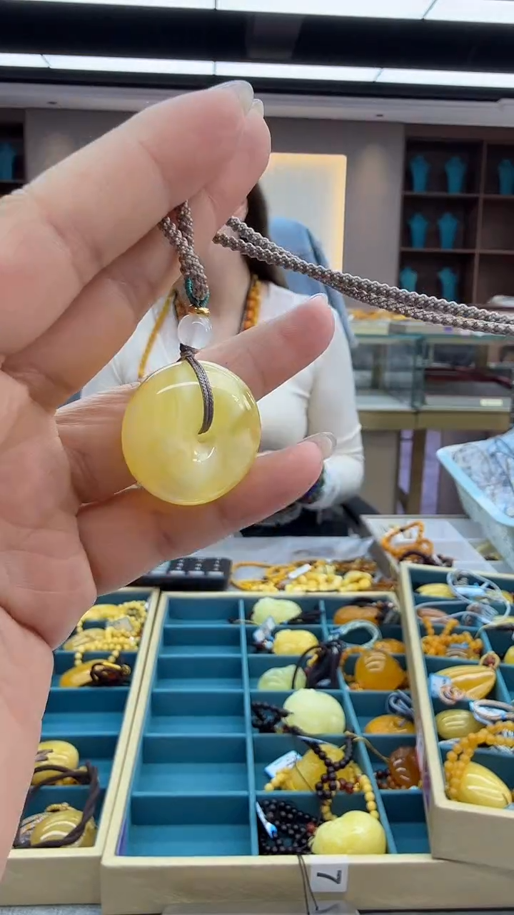 琥珀颈饰未镶嵌163秒拍号 假一罚三 