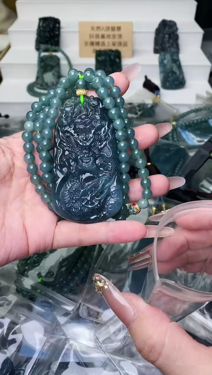 颈饰未镶嵌翡翠 