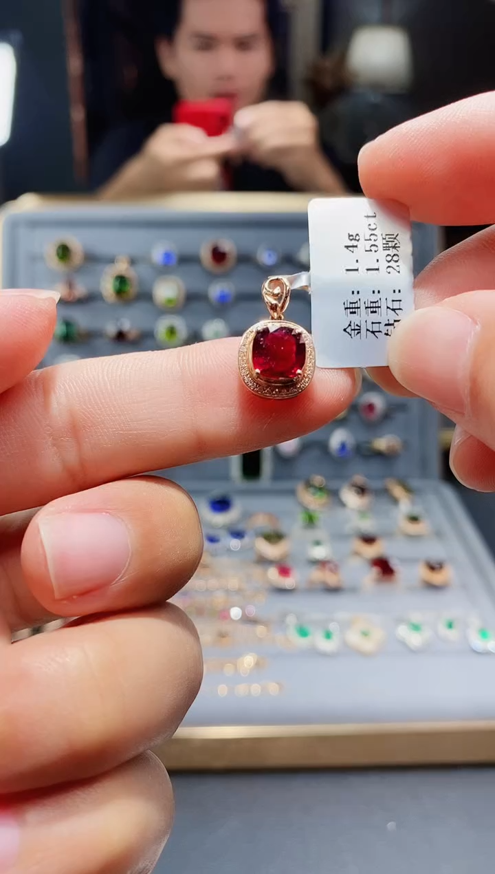 【闪购商品】碧玺颈饰18K金镶嵌1.55.