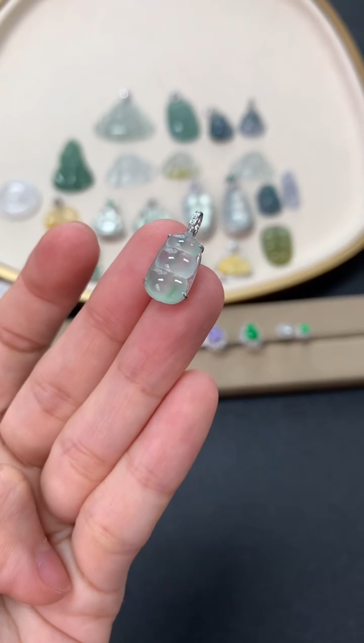 【闪购商品】翡翠吊坠(不含链)18K金镶嵌豆子吊坠