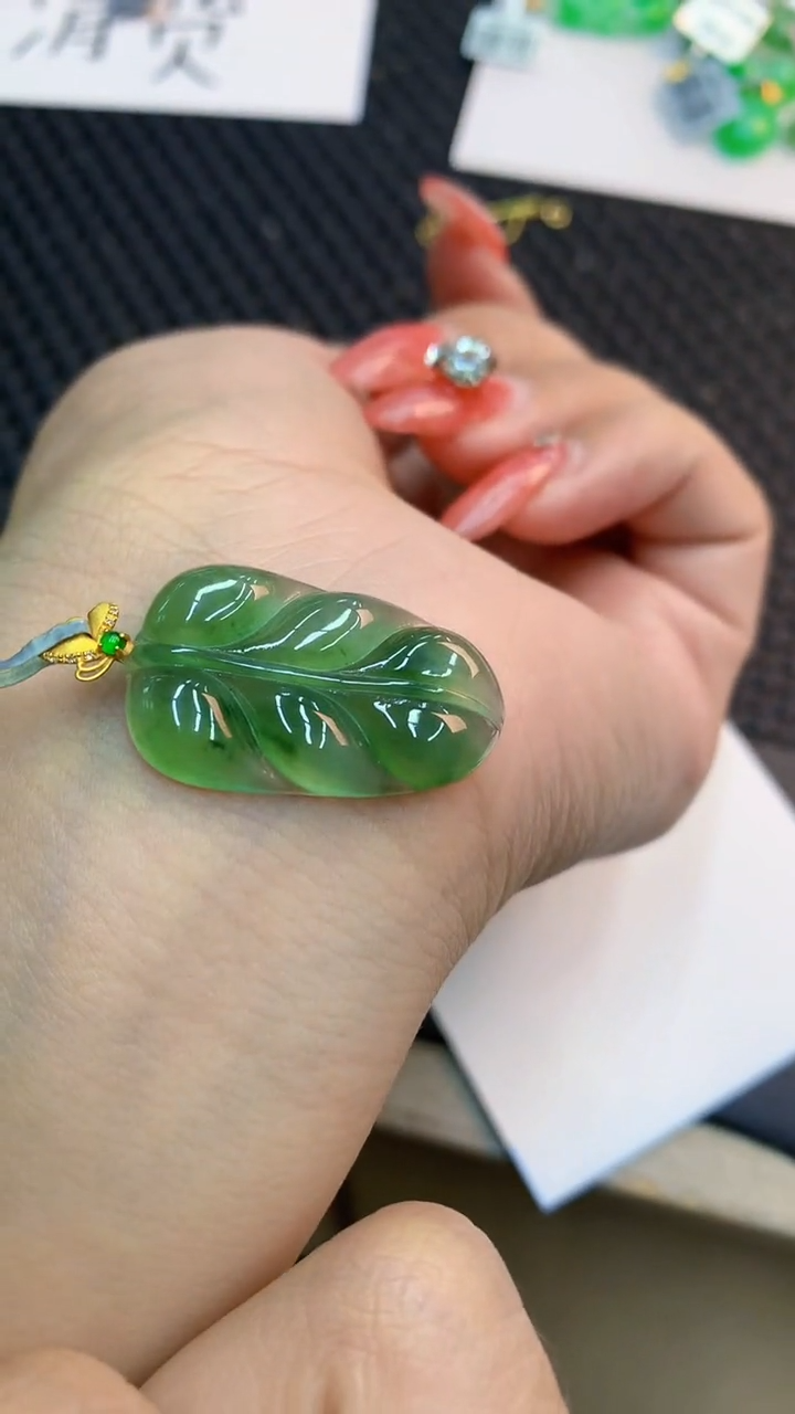 颈饰18K金镶嵌翡翠1