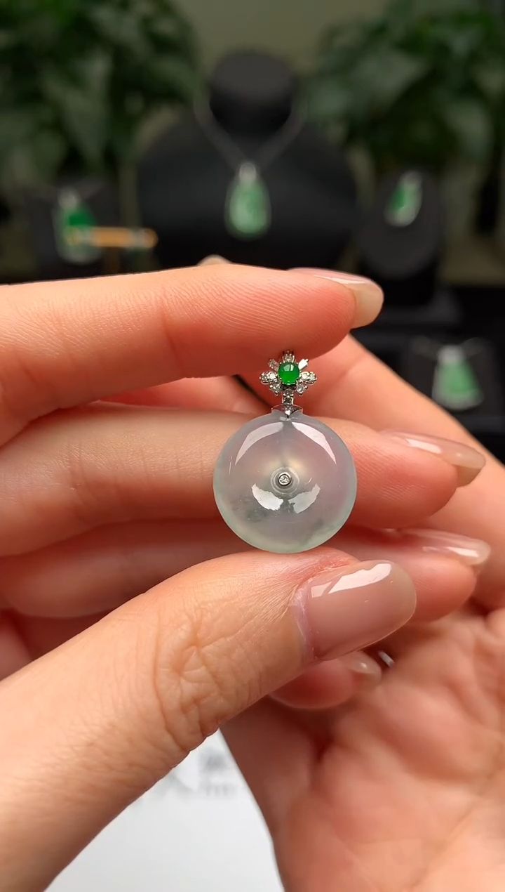 颈饰18K金镶嵌翡翠平安扣