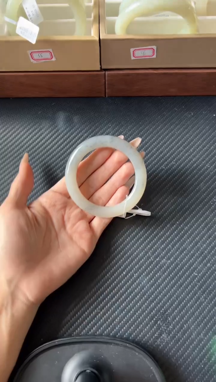 未镶嵌手镯和田玉黑山微色差56+Lm