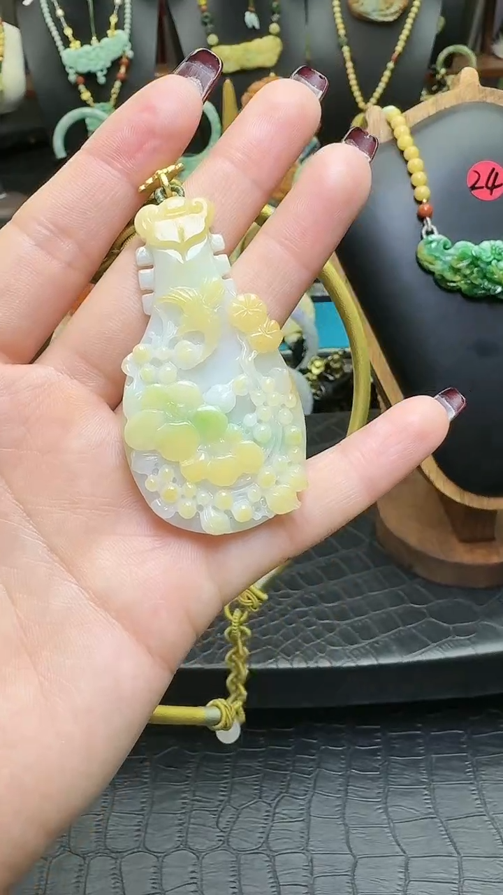 【闪购商品】翡翠颈饰未镶嵌黄加绿琵琶