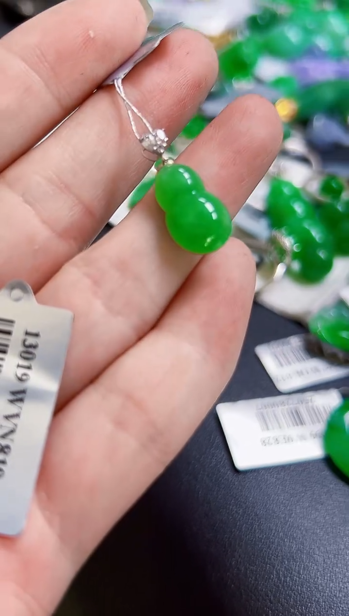 颈饰18K金镶嵌翡翠葫芦