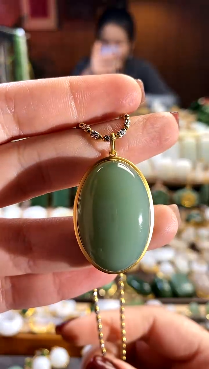 【闪购商品】和田玉吊坠18K金镶嵌。