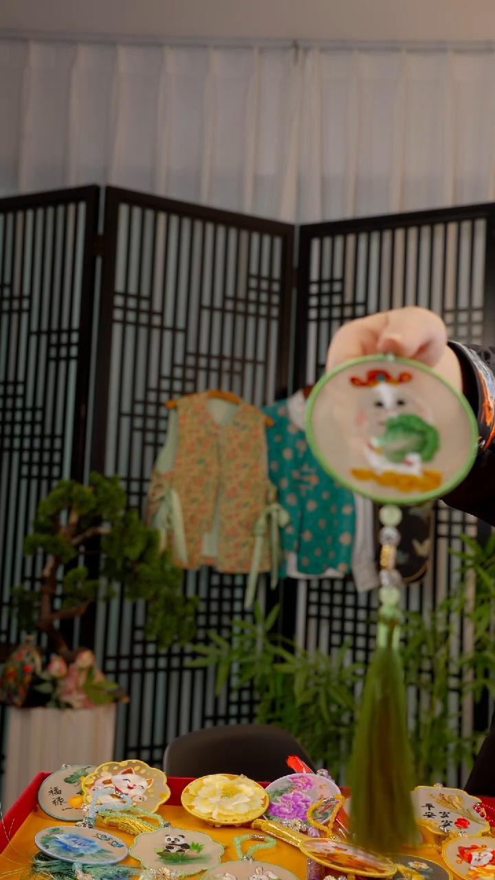刺绣小**双非遗苏绣绒花手工饰品