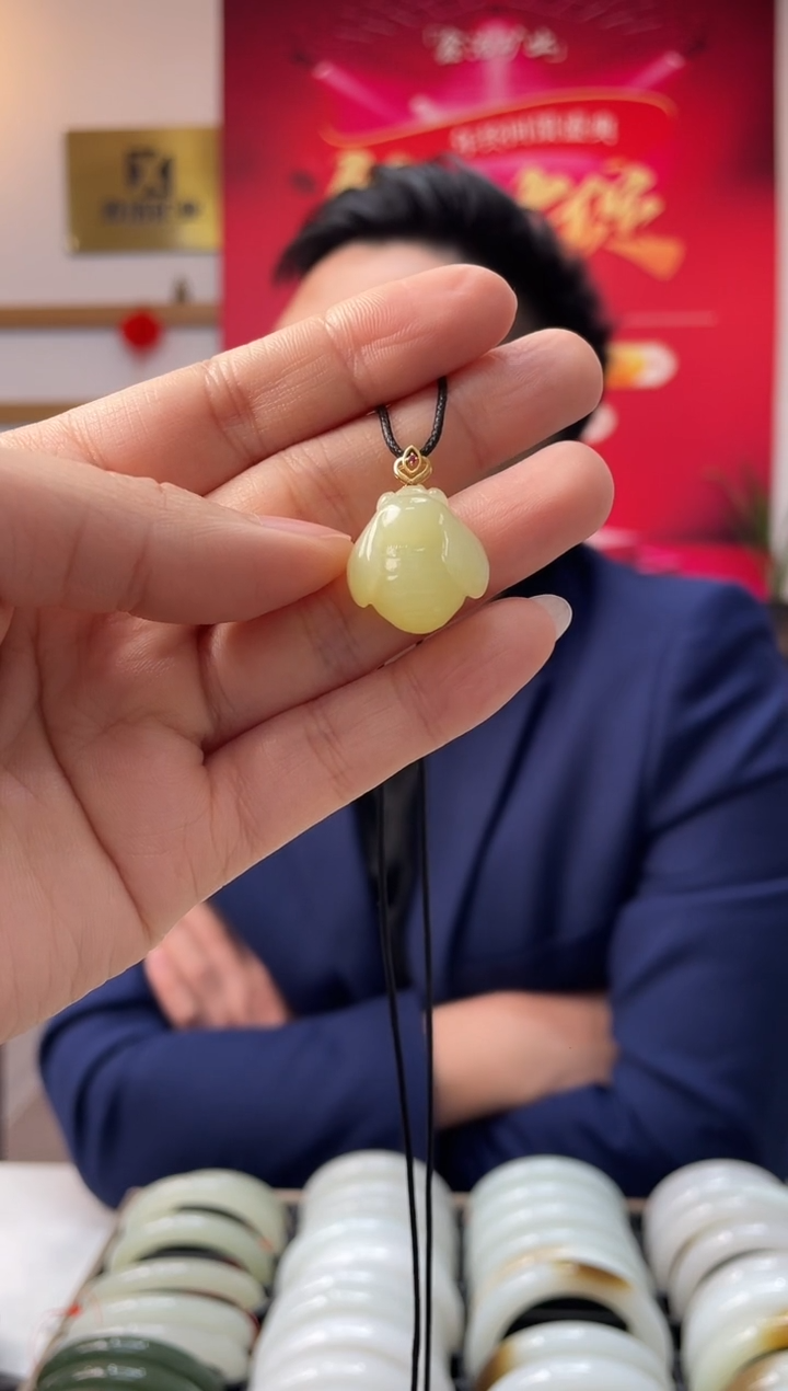 【闪购商品】和田玉颈饰18K金镶嵌黄玉小蜜蜂吊坠多样性发一件