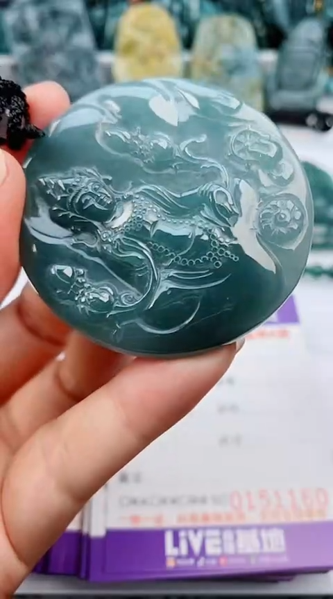 翡翠未镶嵌颈饰                