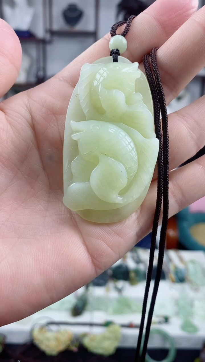 未镶嵌岫玉颈饰1