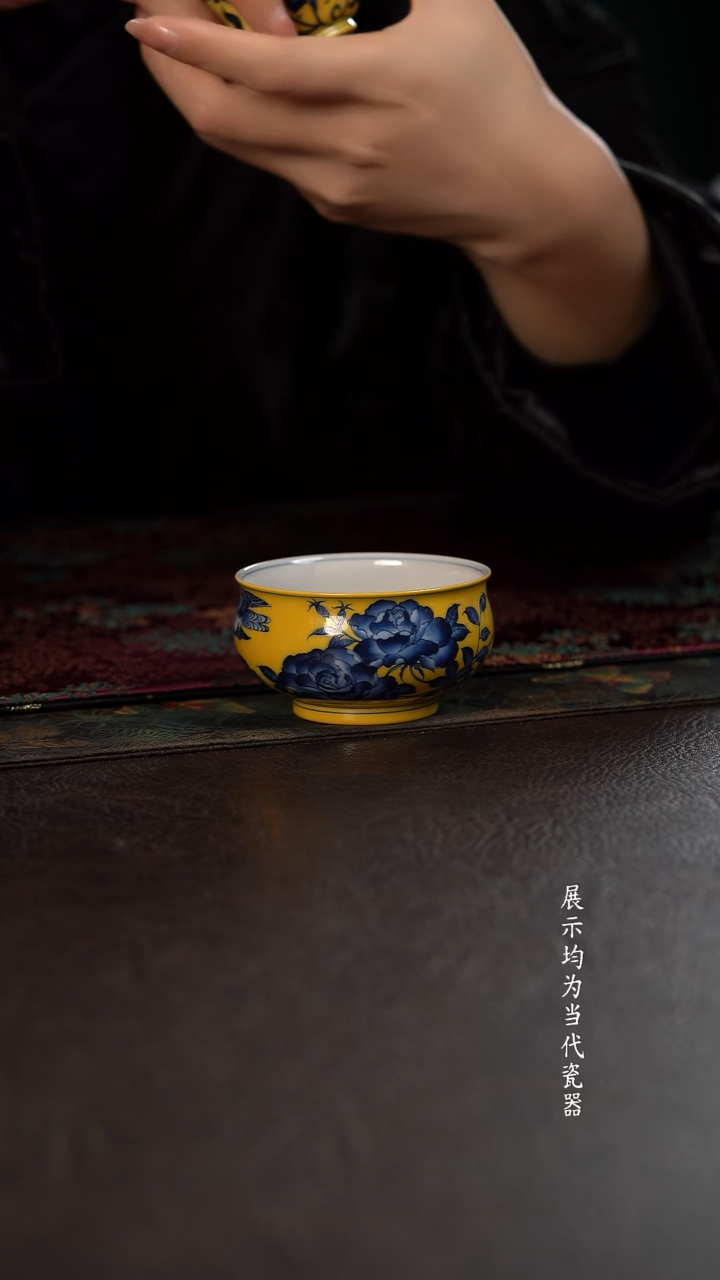 洪印慕明黄釉月季双燕炉式杯