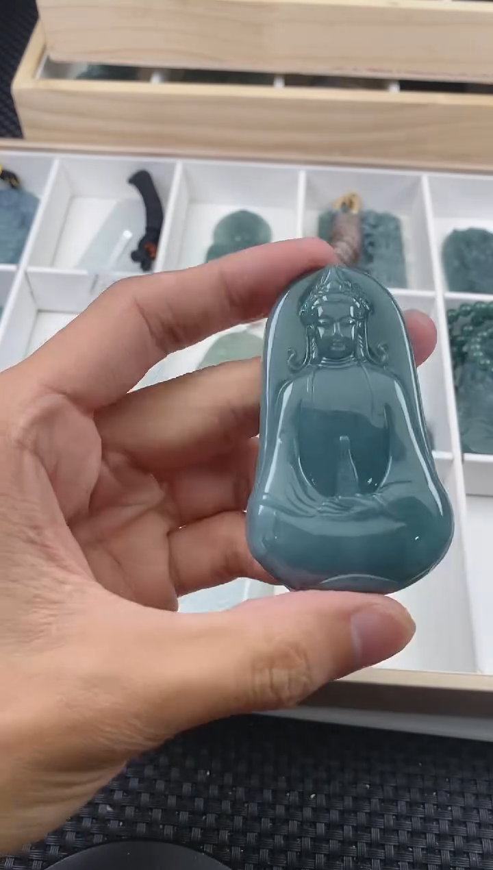 翡翠未镶嵌颈饰 