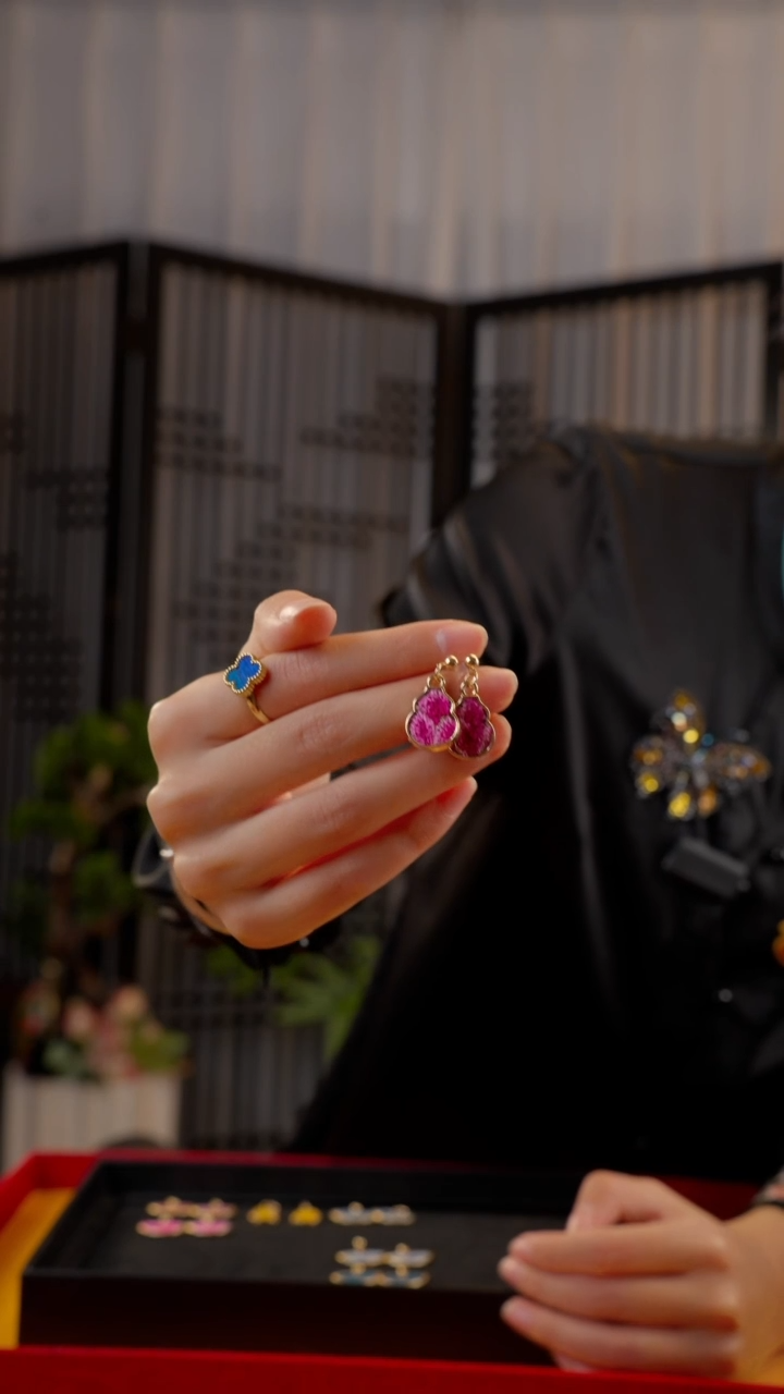 刺绣L****?非遗绒花手工饰品