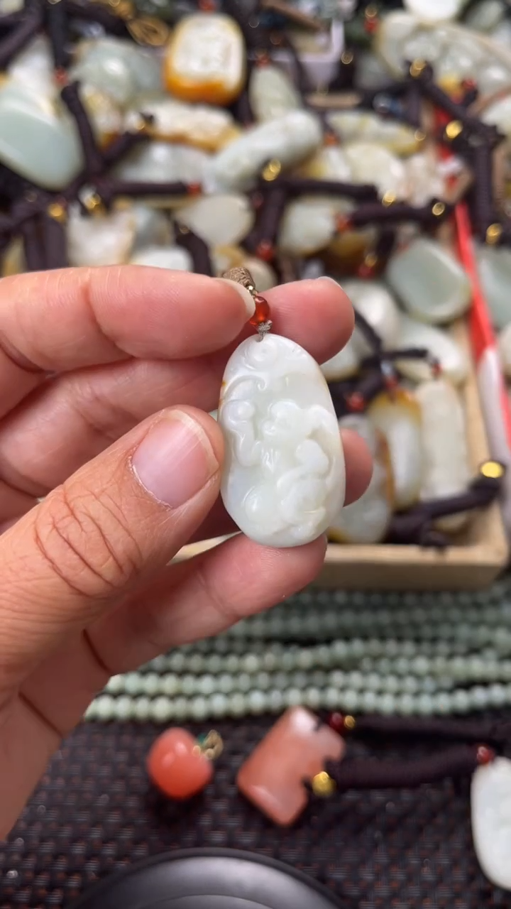 【闪购商品】和田玉颈饰未镶嵌多样性发货没有证书拍一发一有瑕