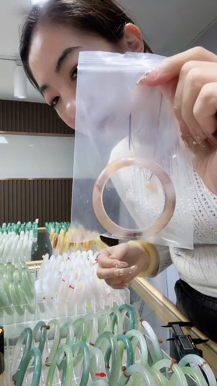 【闪购商品】石英质玉手镯未镶嵌金丝玉手镯 51-52圈口 微瑕