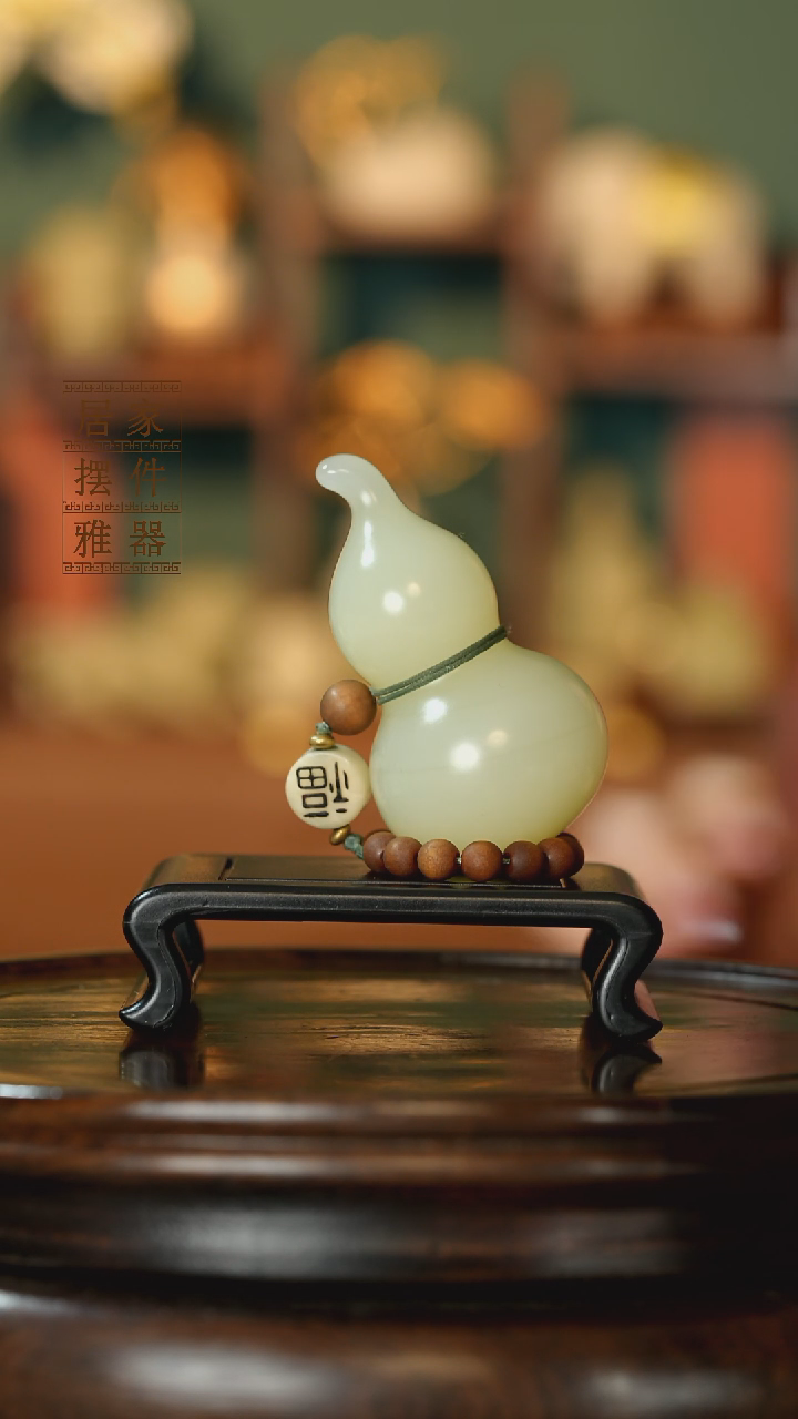 玉《手捻葫芦》摆件