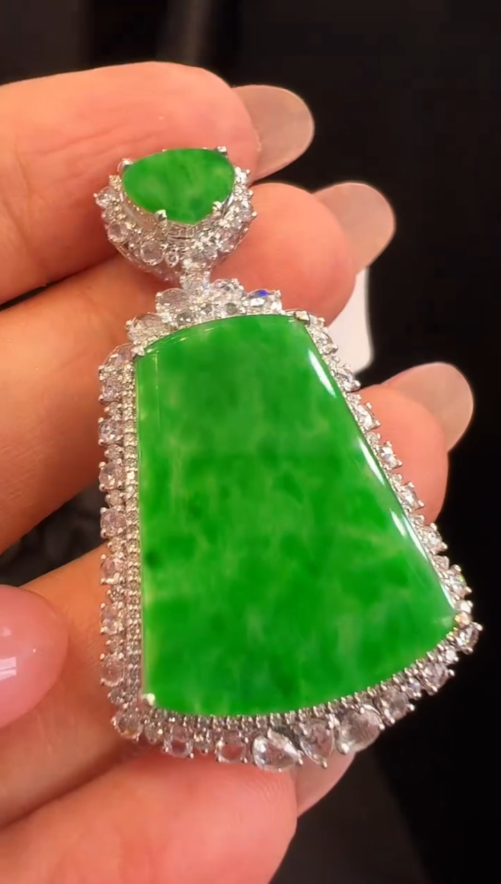 颈饰18K金镶嵌翡翠吊坠