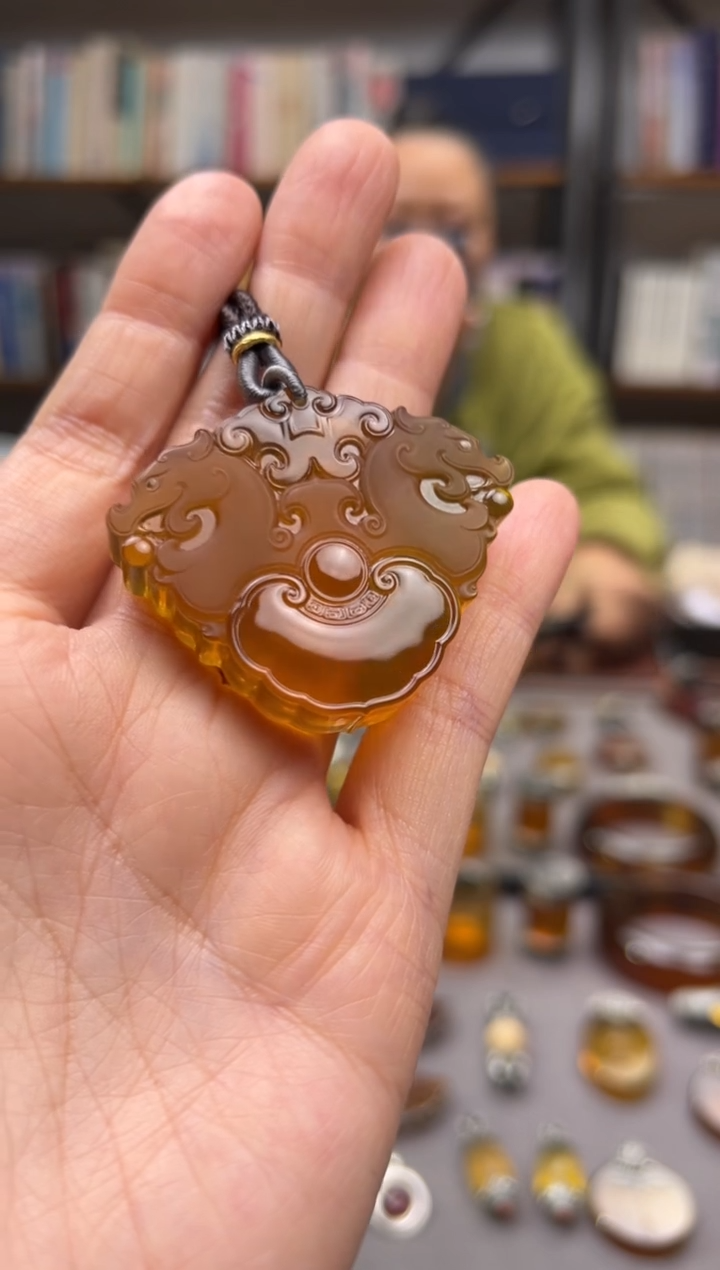 【闪购商品】琥珀颈饰未镶嵌双龙如意