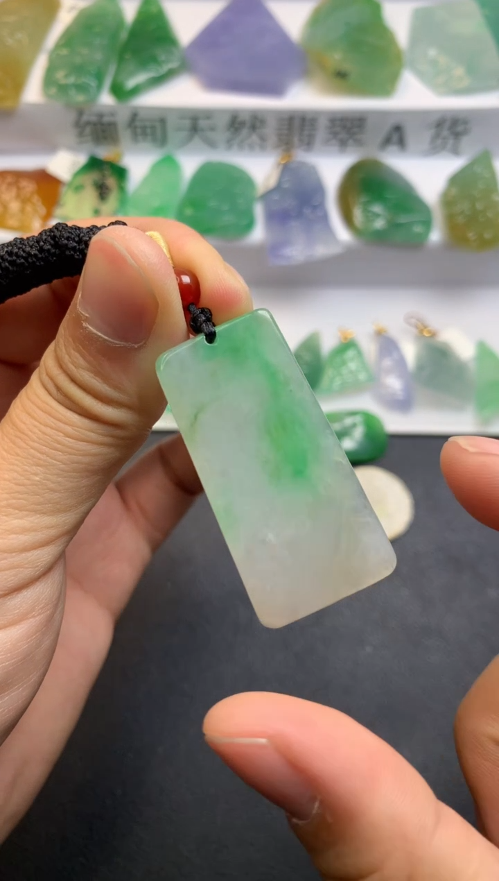 颈饰未镶嵌翡翠  