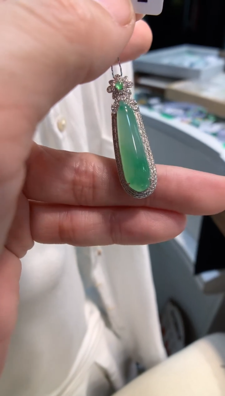 颈饰18K金镶嵌翡翠福瓜