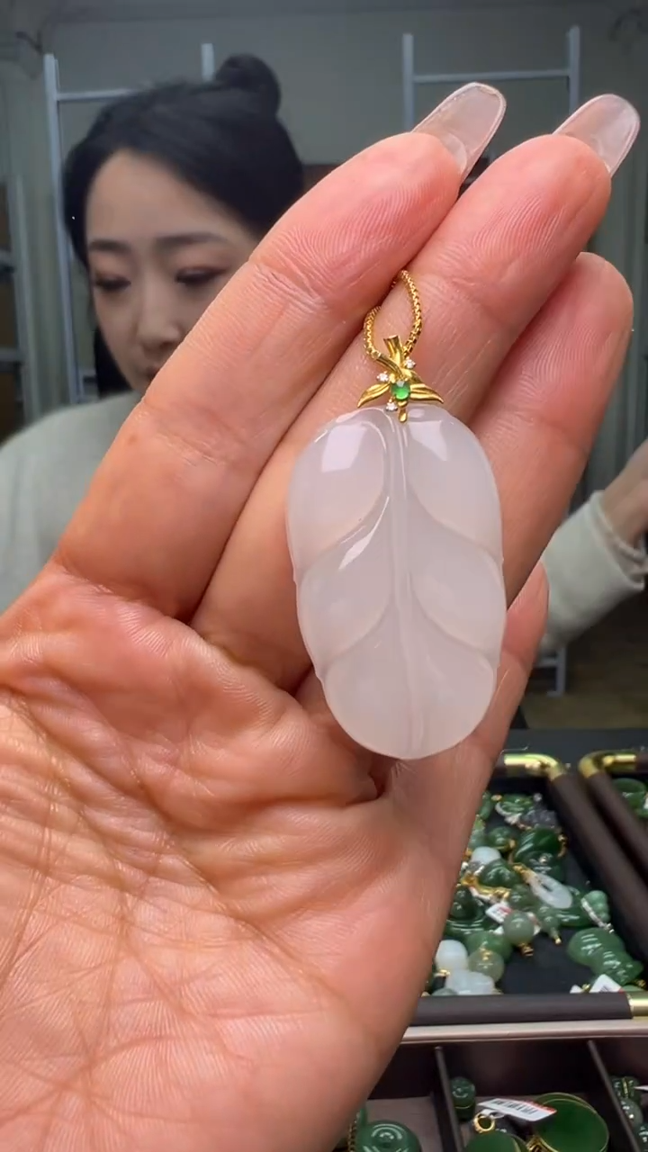 颈饰18K金镶嵌和田玉（多样性发货.发其一)1.02.138