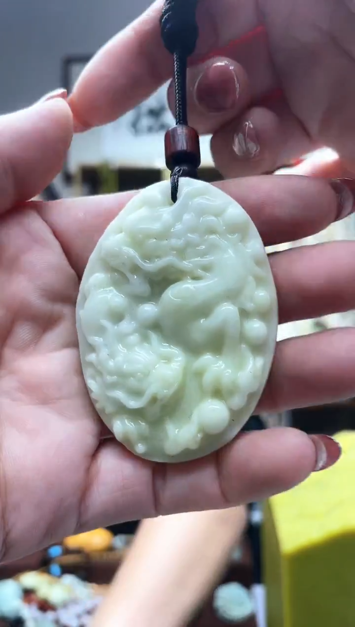 未镶嵌岫玉吊坠···