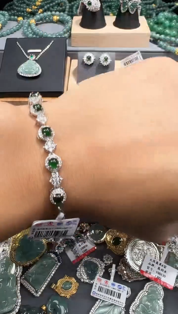 【闪购商品】翡翠吊坠(赠链)未镶嵌天然翡翠
