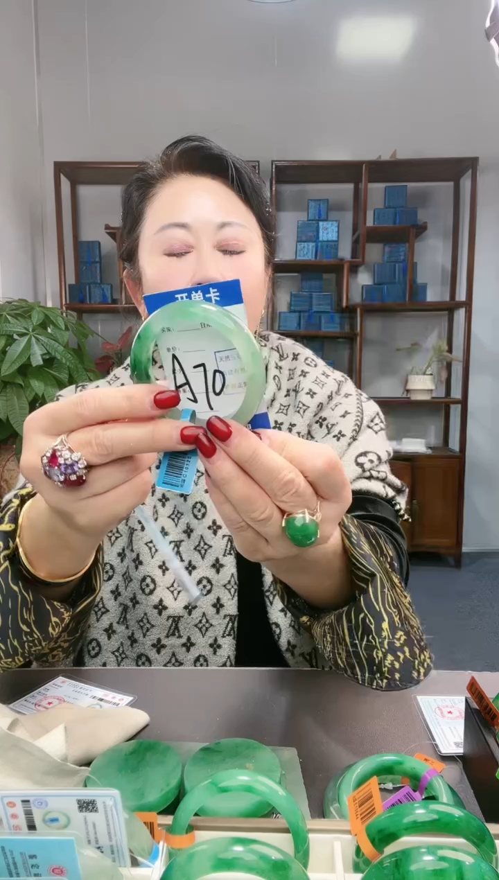 【闪购商品】石英质玉手镯未镶嵌非洲翠