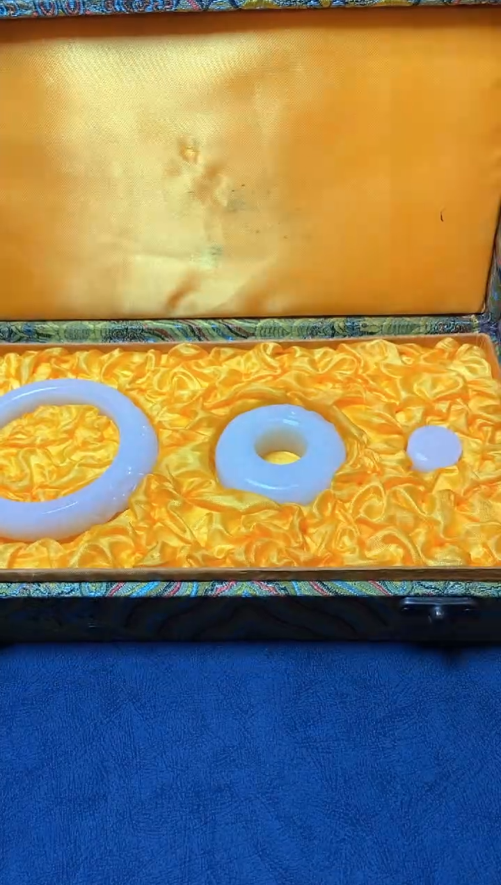 未镶嵌和田玉把件时****，和田玉