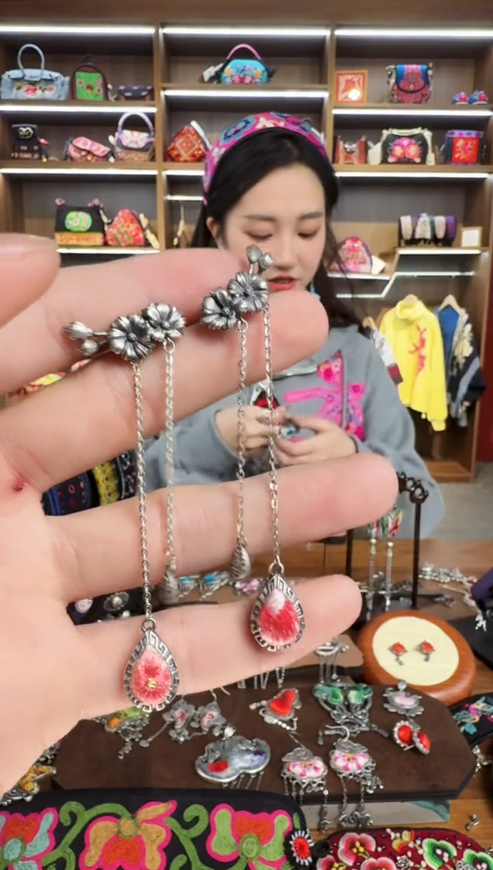 【闪购商品】织绣134蒙阿苏苗绣传承