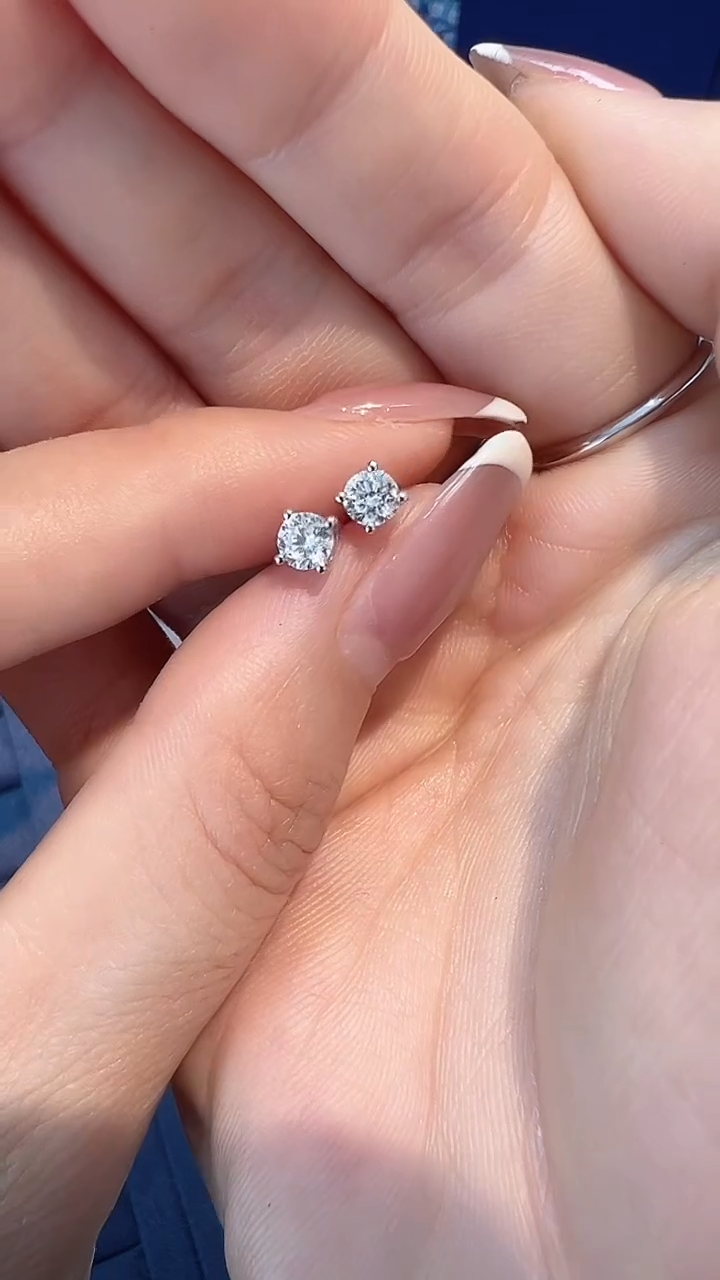 四爪耳钉18K金镶嵌钻石60分耳钉