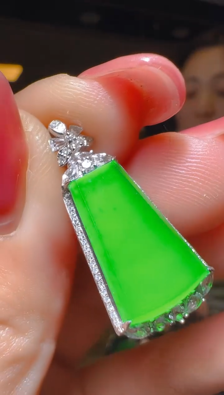 【闪购商品】翡翠吊坠(赠链)18K金镶嵌050（多样性发货）