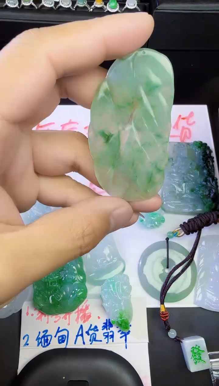 【闪购商品】翡翠颈饰未镶嵌绿飘花