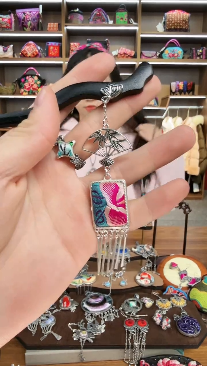 【闪购商品】织绣92蒙阿苏苗绣传承