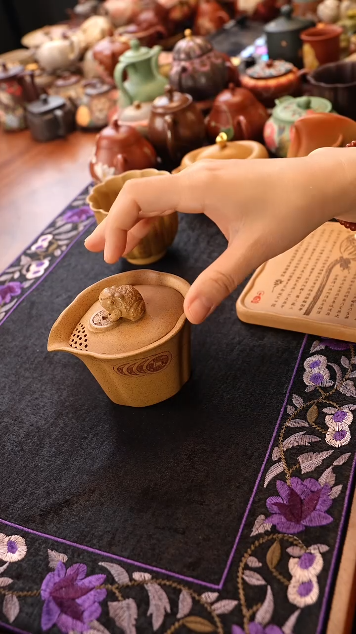 茶壶紫砂段泥金蟾手抓壶
