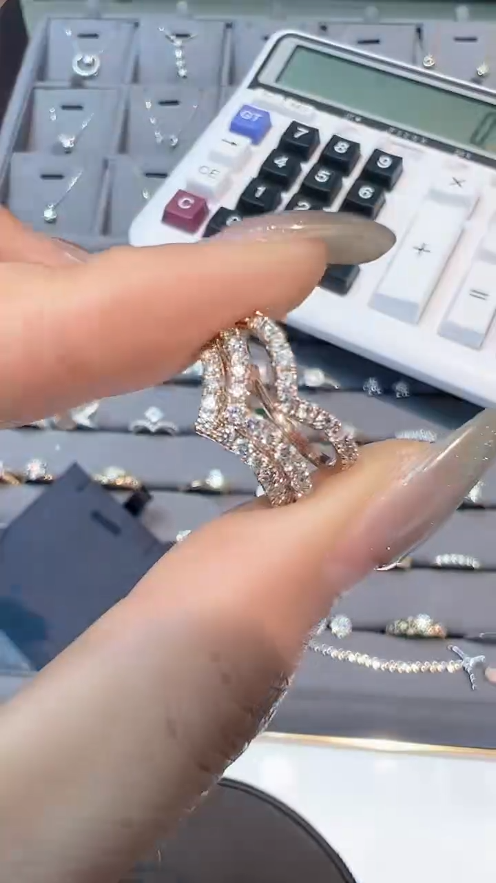 【闪购商品】钻石25分V排戒18K金镶嵌多样性发一