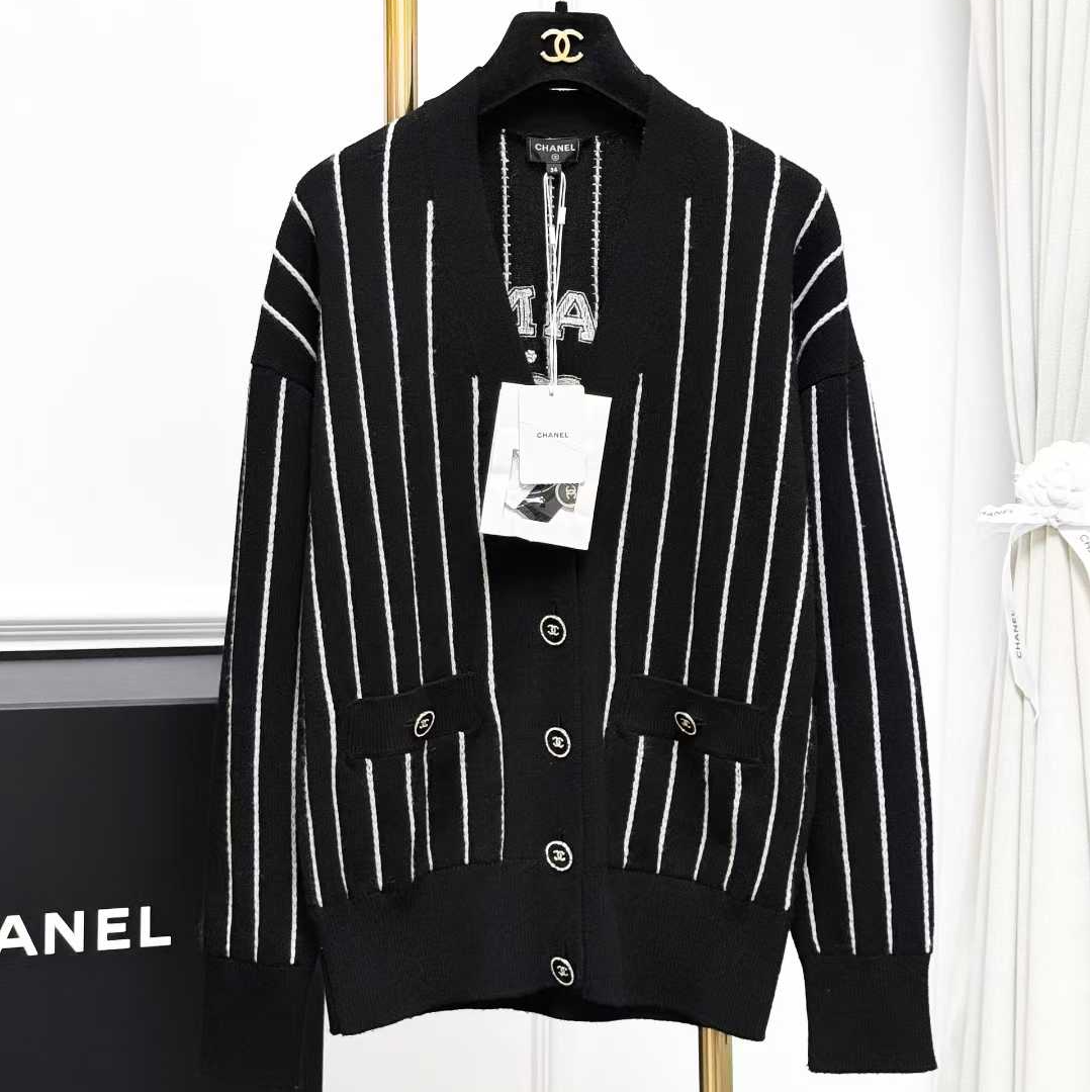 99新 Chanel/香奈儿 34码23P黑白条纹字母logo钻扣长袖羊绒开衫