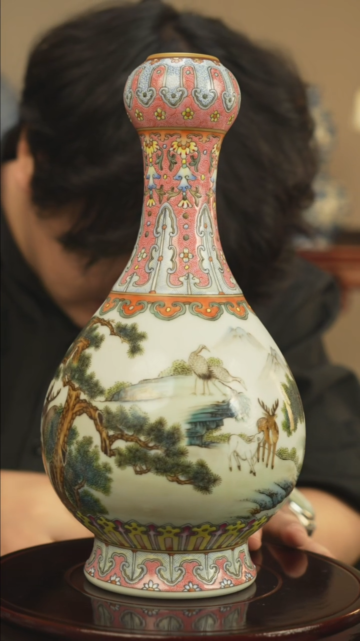 珐琅彩百鹿图蒜头瓶