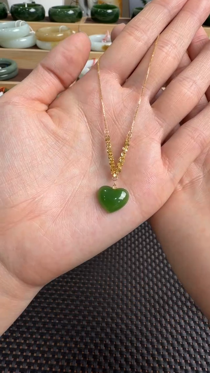 颈饰18K金镶嵌和田玉挂件