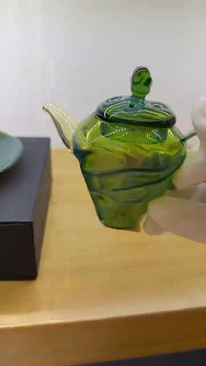 玉见手捏壶绿        