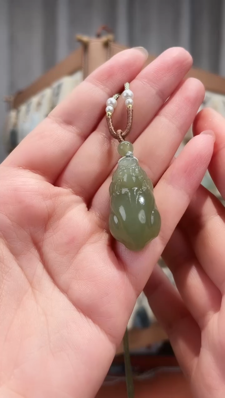 颈饰未镶嵌和田玉青海料湖水绿貔貅挂件30*17*11.5毫米（微棉）