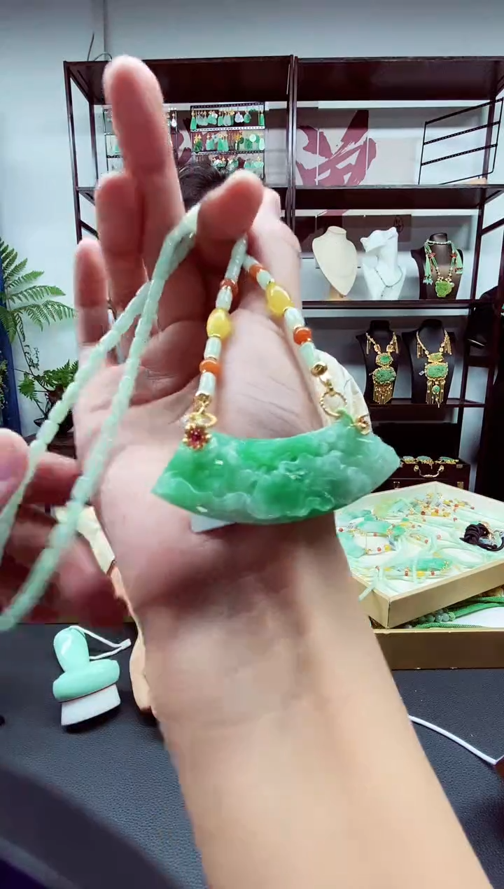 翡翠未镶嵌颈饰翡翠吊坠