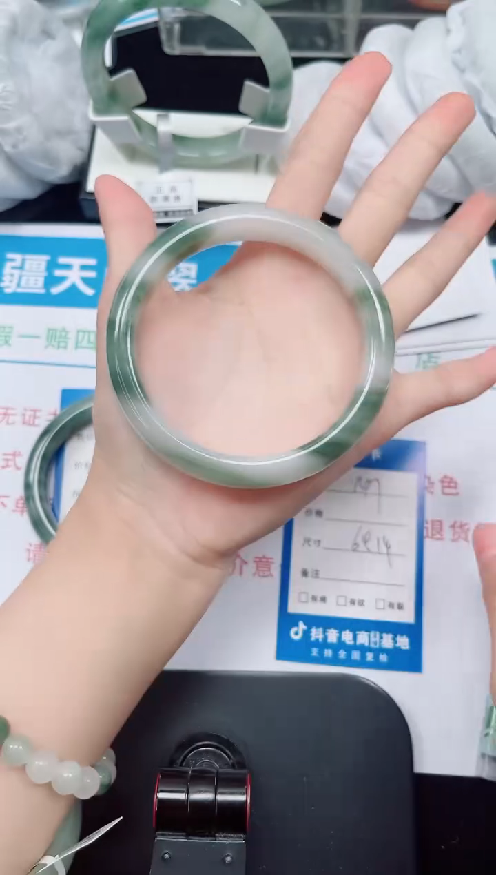 未镶嵌手镯石英质玉147-64/65